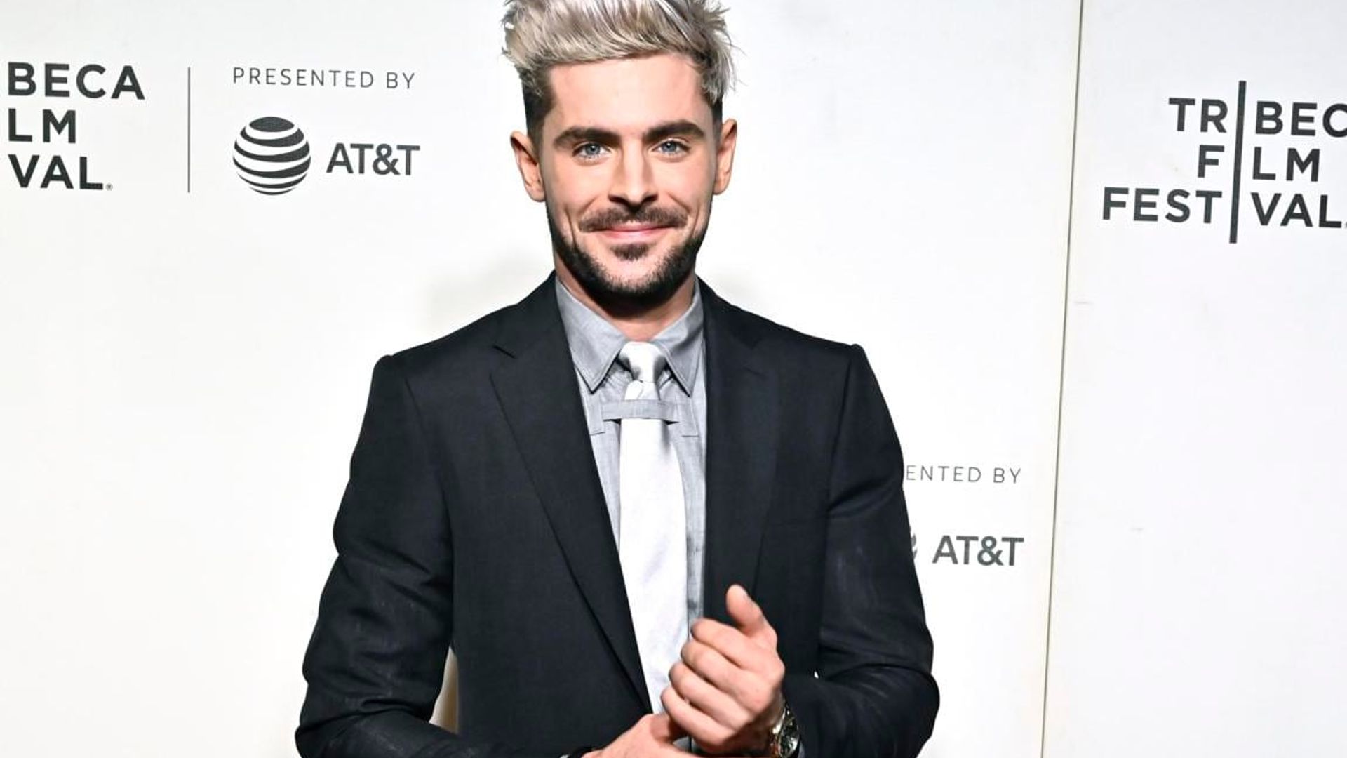 Zac Efron finds love in Australia