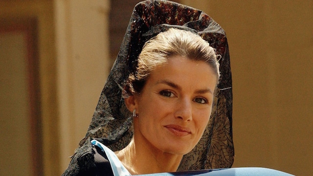 Princess Letizia Ortiz smiles as she  leaves the Cortile di San Damaso at the end of her meeting  with Pope John Paul II on June 28, 2004 in Vatican City.