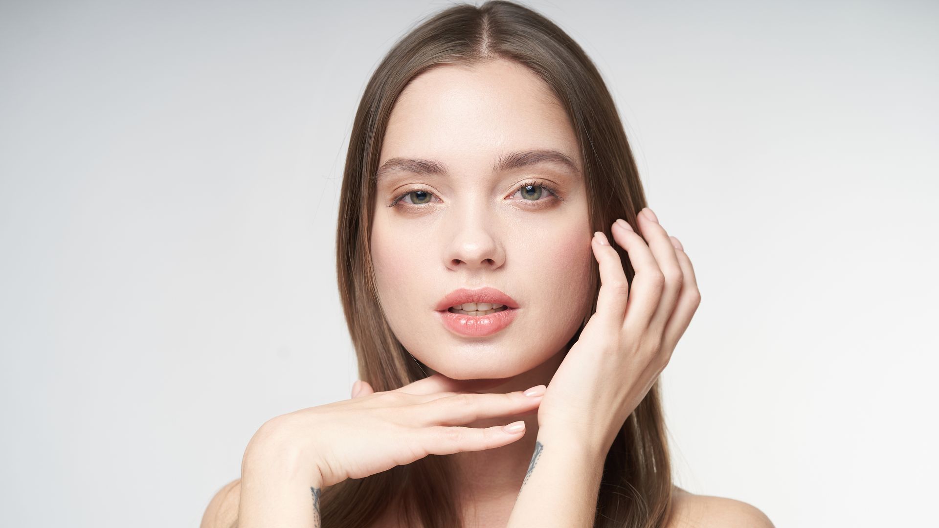 https://www.hola.com/us/horizon/landscape/218213874406-portrait-of-a-young-woman-framing-her-face-with-hands-serene-expression-and-soft.jpg?im=Resize=(1200)