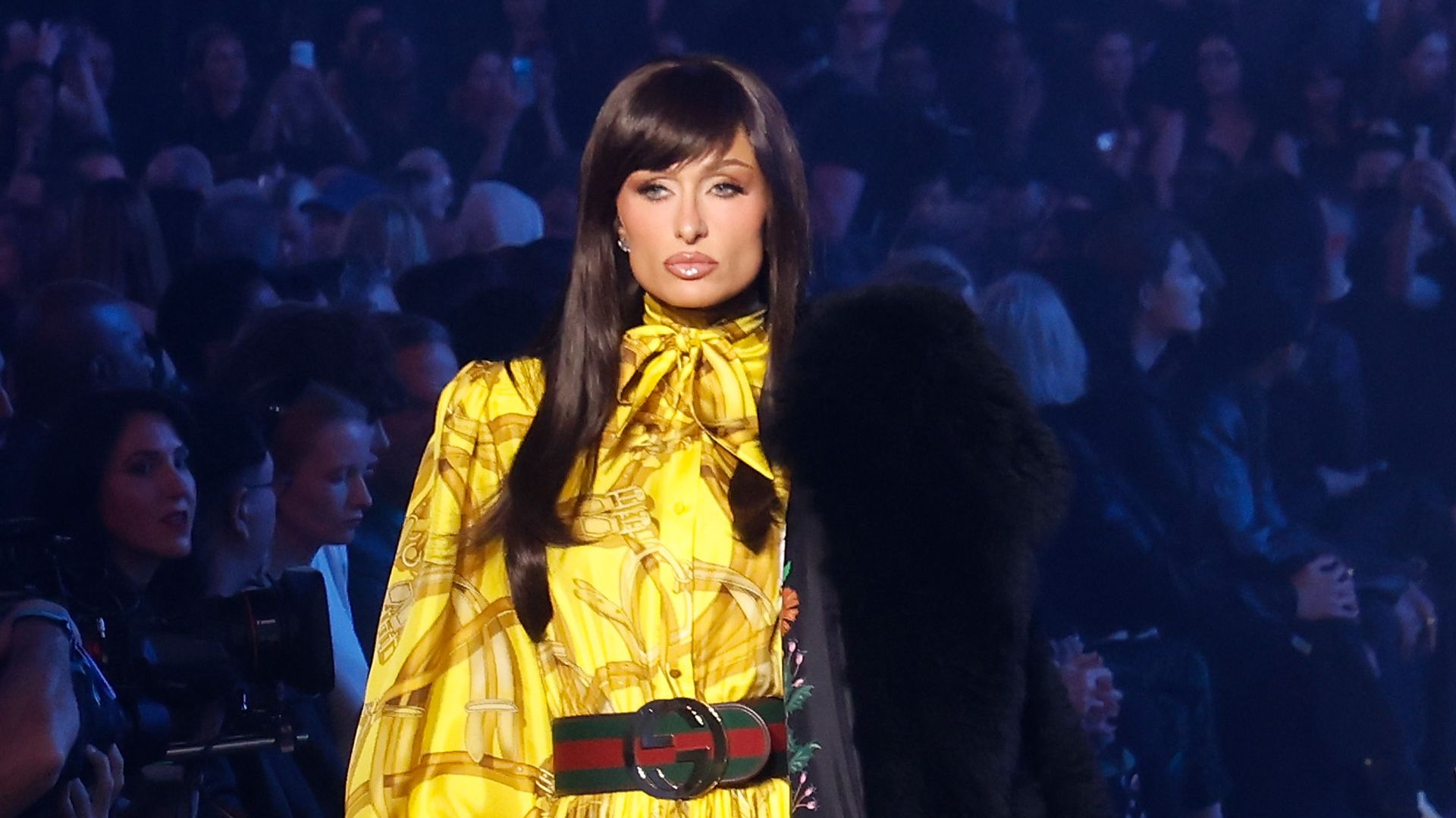 https://www.hola.com/us/horizon/landscape/221a27888760-new-york-new-york-paris-hilton-walks-the-runway-at-guccicore-gucci-cruise-2027-a.jpg?im=Resize=(1200)