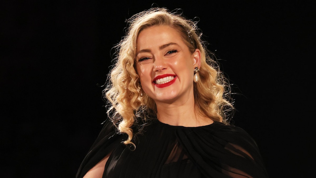 https://www.hola.com/us/horizon/landscape/22ca2c70fbf5-taormina-italy-amber-heard-speaks-on-the-stage-during-the-69th-taormina-film-fes.jpg?im=Resize=(1200)