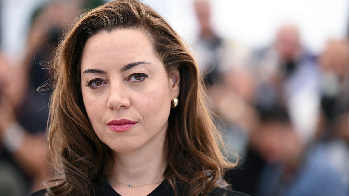 https://www.hola.com/us/horizon/landscape/22f9885c2195-us-actress-aubrey-plaza-poses-during-a-photocall-for-the-film-honey-dont-at-the-.jpg?im=Resize=(1200)