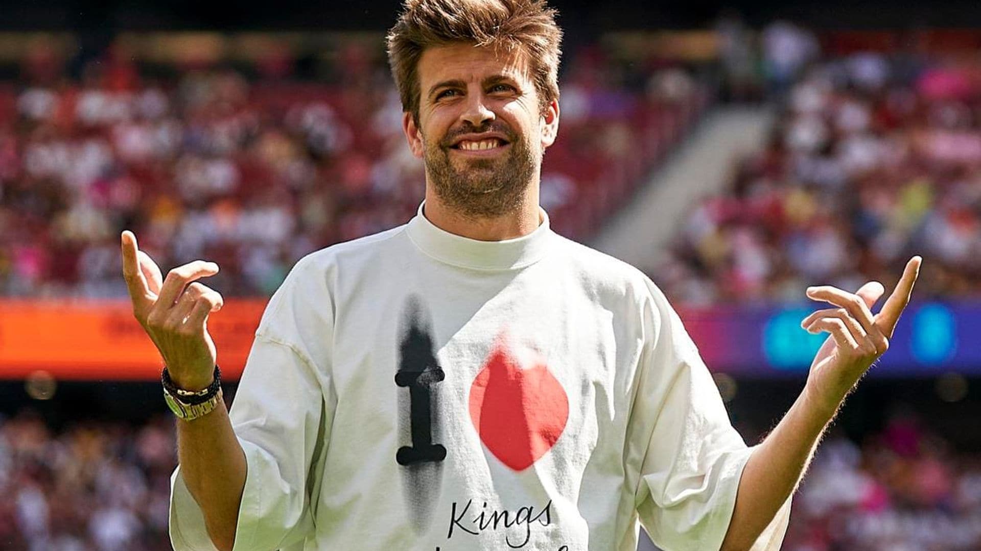 Gerard Pique falls onstage while signing an autograph and goes viral