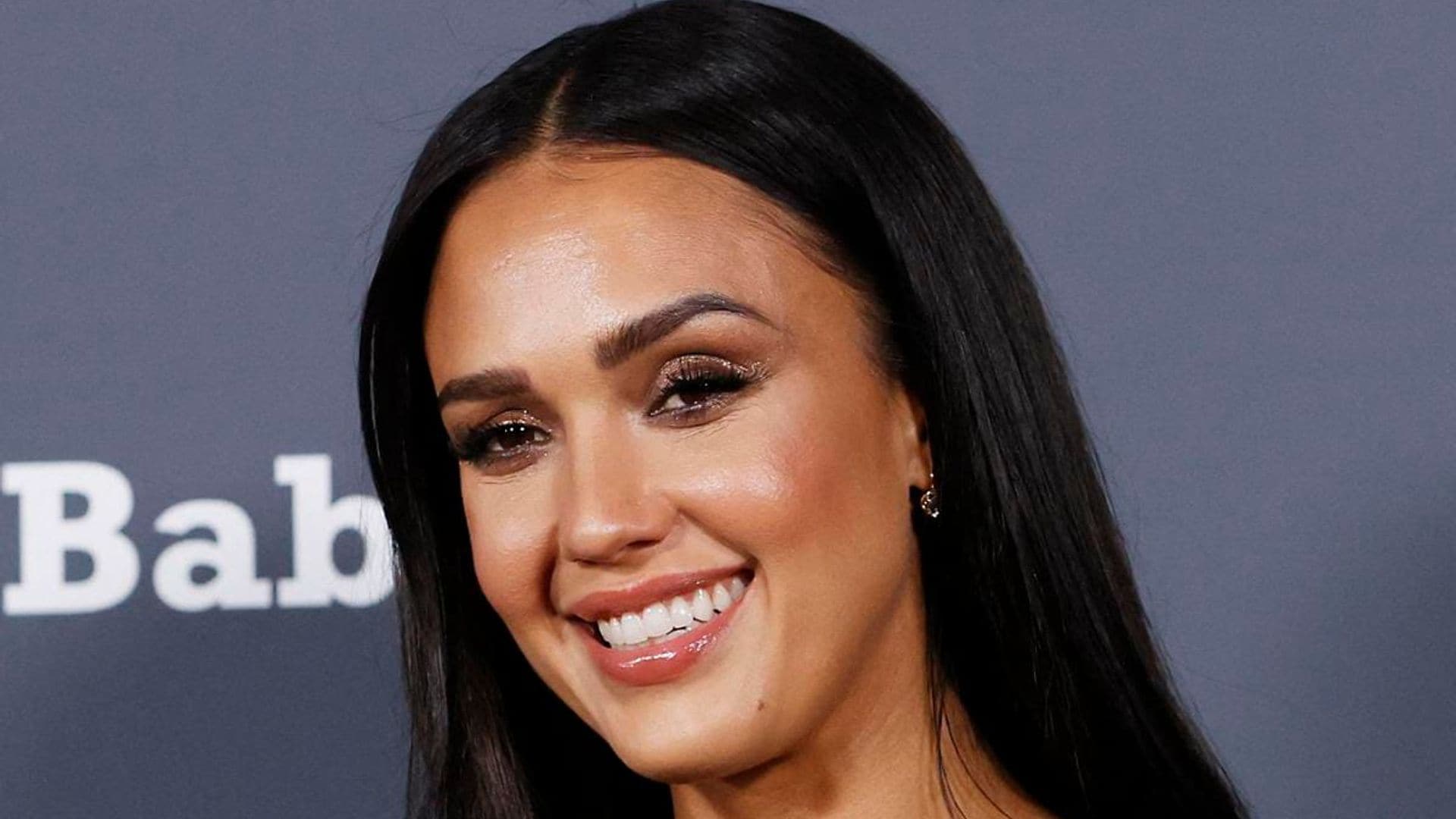 Breakdown of Jessica Alba’s Dia de Los Muertos makeup [VIDEO]