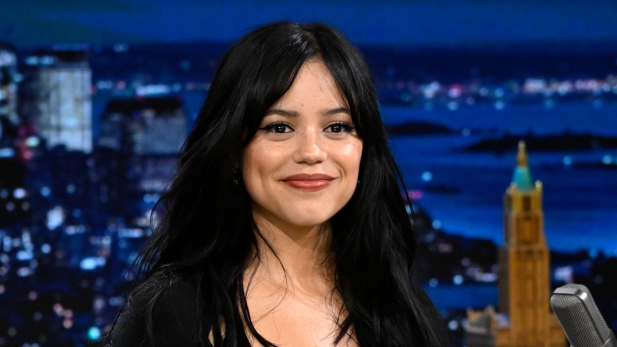 https://www.hola.com/us/horizon/landscape/2603fb421037-the-tonight-show-starring-jimmy-fallon-episode-2012-pictured-actress-jenna-orteg.jpg?im=Resize=(1200)