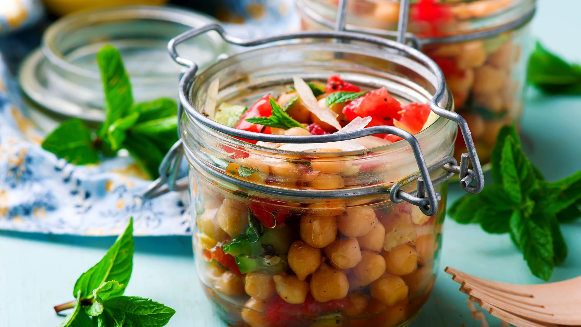 https://www.hola.com/us/horizon/landscape/264adfe1f4a9-chickpea-lunch-salad-in-a-jar.jpg?im=Resize=(1200)