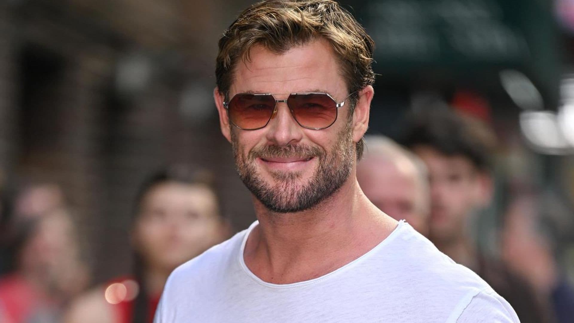 Chris Hemsworth teaches the secrets of ‘box breathing’ while eating hot wings