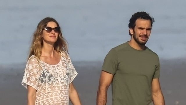 Gisele Bündchen and soon to be new dad Joaquim Valente walked hand-in-hand along a quiet beach in Costa Rica. 