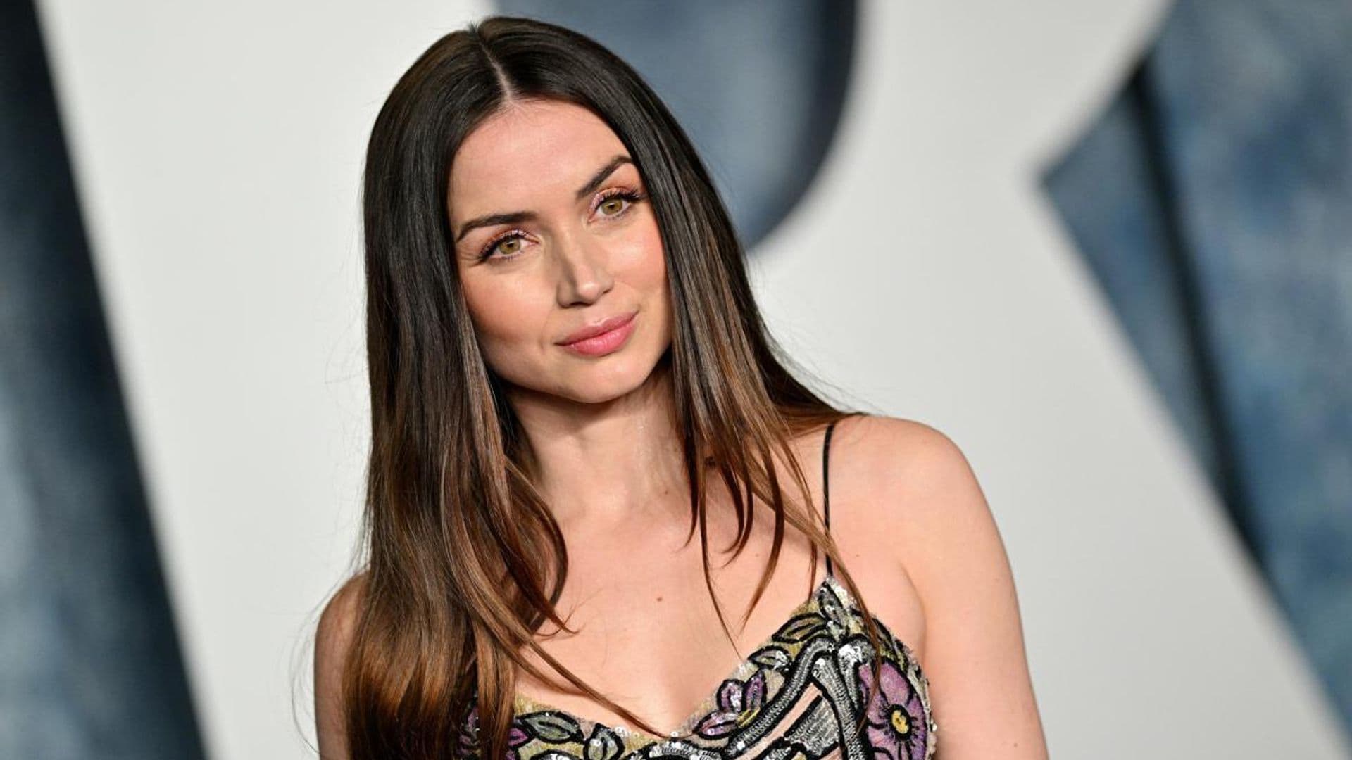Ana de Armas surprises a fan in a restaurant in Cuba