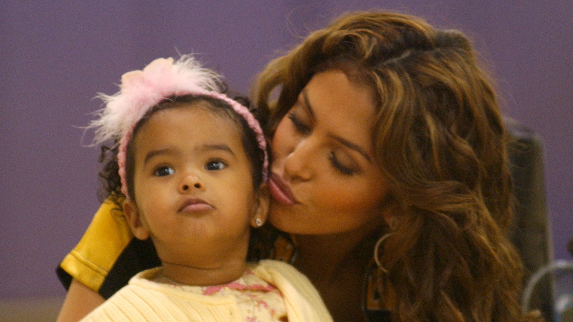 https://www.hola.com/us/horizon/landscape/27ea384fcf2f-vanessa-bryant-wife-of-unrestricted-free-agent-kobe-bryant-kisses-their-daughter.jpg?im=Resize=(1200)