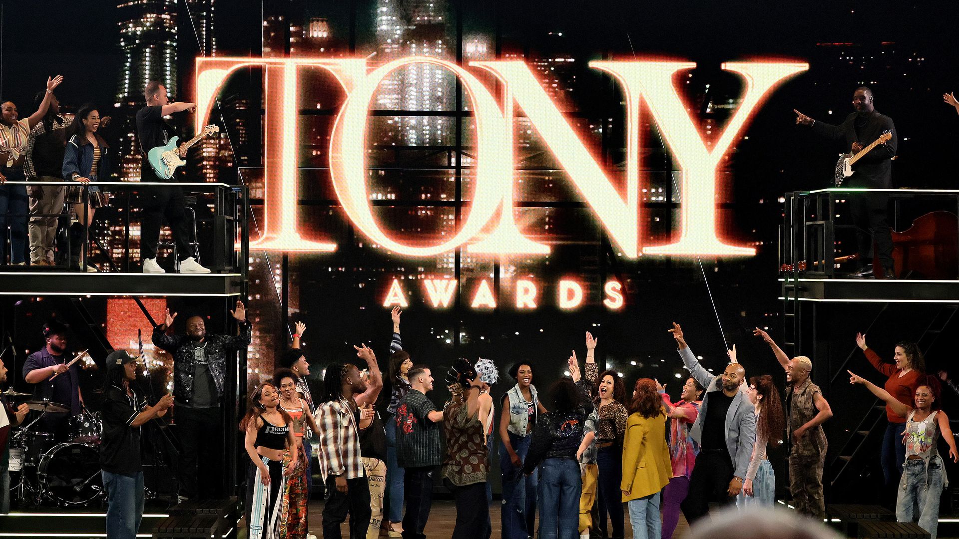 https://www.hola.com/us/horizon/landscape/28d1d679a655-new-york-new-york-the-cast-of-hells-kitchen-performs-onstage-during-the-77th-ann.jpg?im=Resize=(1200)