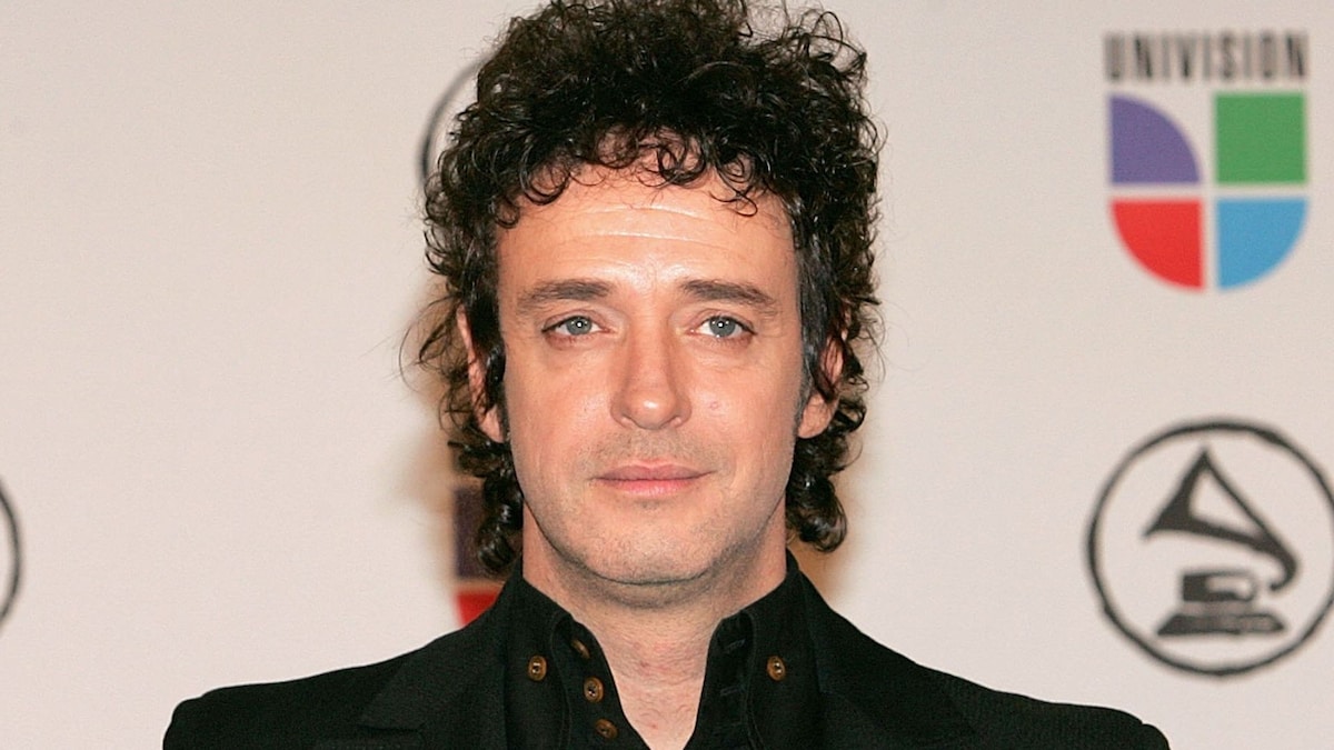 https://www.hola.com/us/horizon/landscape/28e79e628c62-new-york-gustavo-cerati-poses-with-his-awards-for-best-rock-solo-vocal-album-and.jpg?im=Resize=(1200)