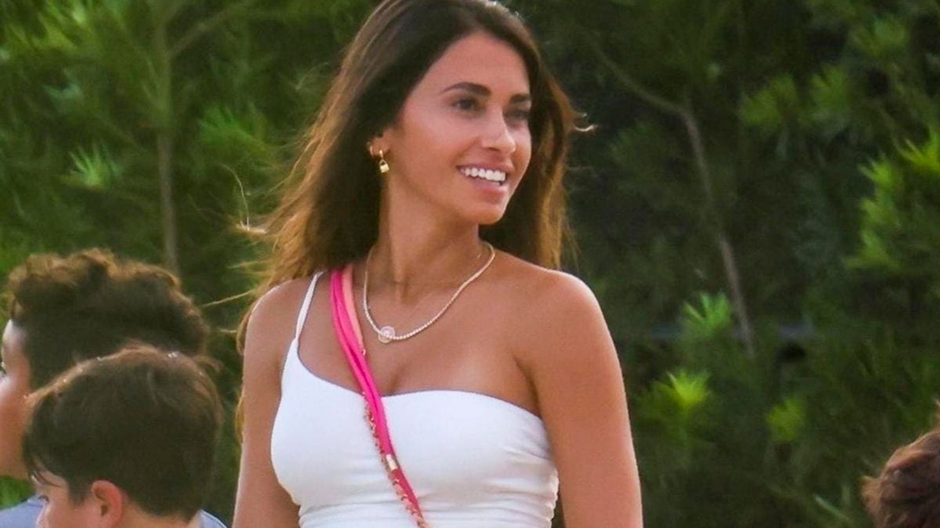 Antonela Rocuzzo’s new casual chic look is the perfect Y2K ensemble