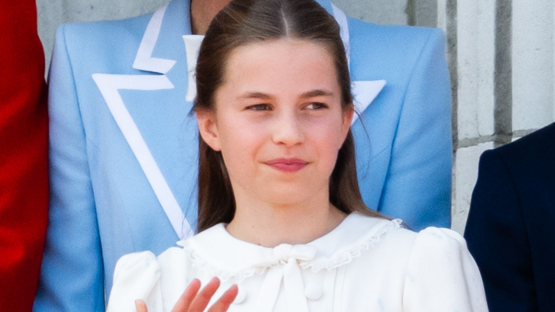 https://www.hola.com/us/horizon/landscape/294485965eb2-london-england-princess-charlotte-of-wales-on-the-balcony-of-buckingham-palace-d.jpg?im=Resize=(1200)