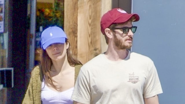 Photo © 2025 Backgrid/ The Grosby Group

PREMIUM EXLUSIVE
Malibu, CA. March 15, 2025.

Actor Andrew Garfield and actress Monica Barbaro step out in Malibu to purchase some weekend essentials together. The two are spotted after sparking dating rumors over Oscars weekend as they left the award show together and attended an after party arriving in the same car.
***
El actor Andrew Garfield y la actriz Monica Barbaro salen a Malibú a comprar algunos artículos esenciales para el fin de semana. Ambos fueron vistos tras desatar rumores de noviazgo durante el fin de semana de los Oscar, saliendo juntos de la entrega de premios y asistiendo a una fiesta posterior, llegando en el mismo coche.