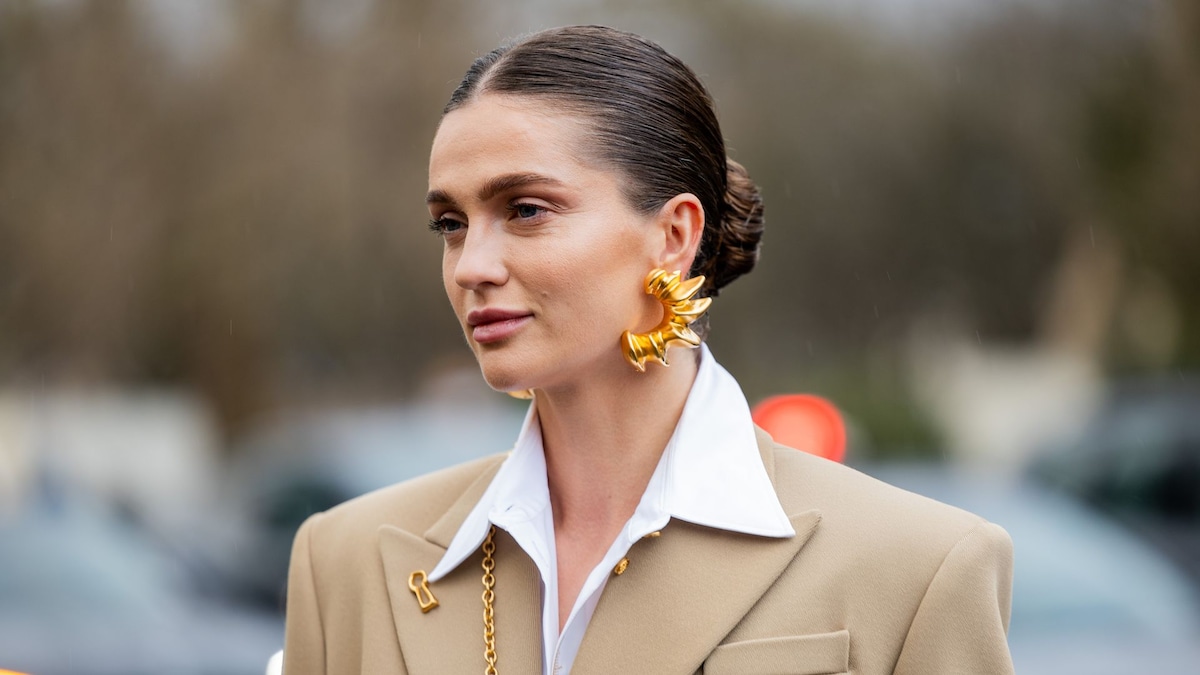 https://www.hola.com/us/horizon/landscape/2956af6bef2c-paris-france-a-guest-wears-beige-double-breasted-oversized-blazer-bag-white-blou.jpg?im=Resize=(1200)