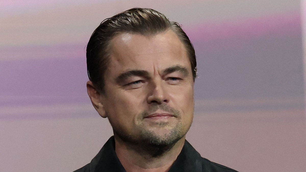 https://www.hola.com/us/horizon/landscape/2a21531d0849-us-actor-leonardo-dicaprio-stands-onstage-during-the-cinemacon-2025-warner-bros-.jpg?im=Resize=(1200)