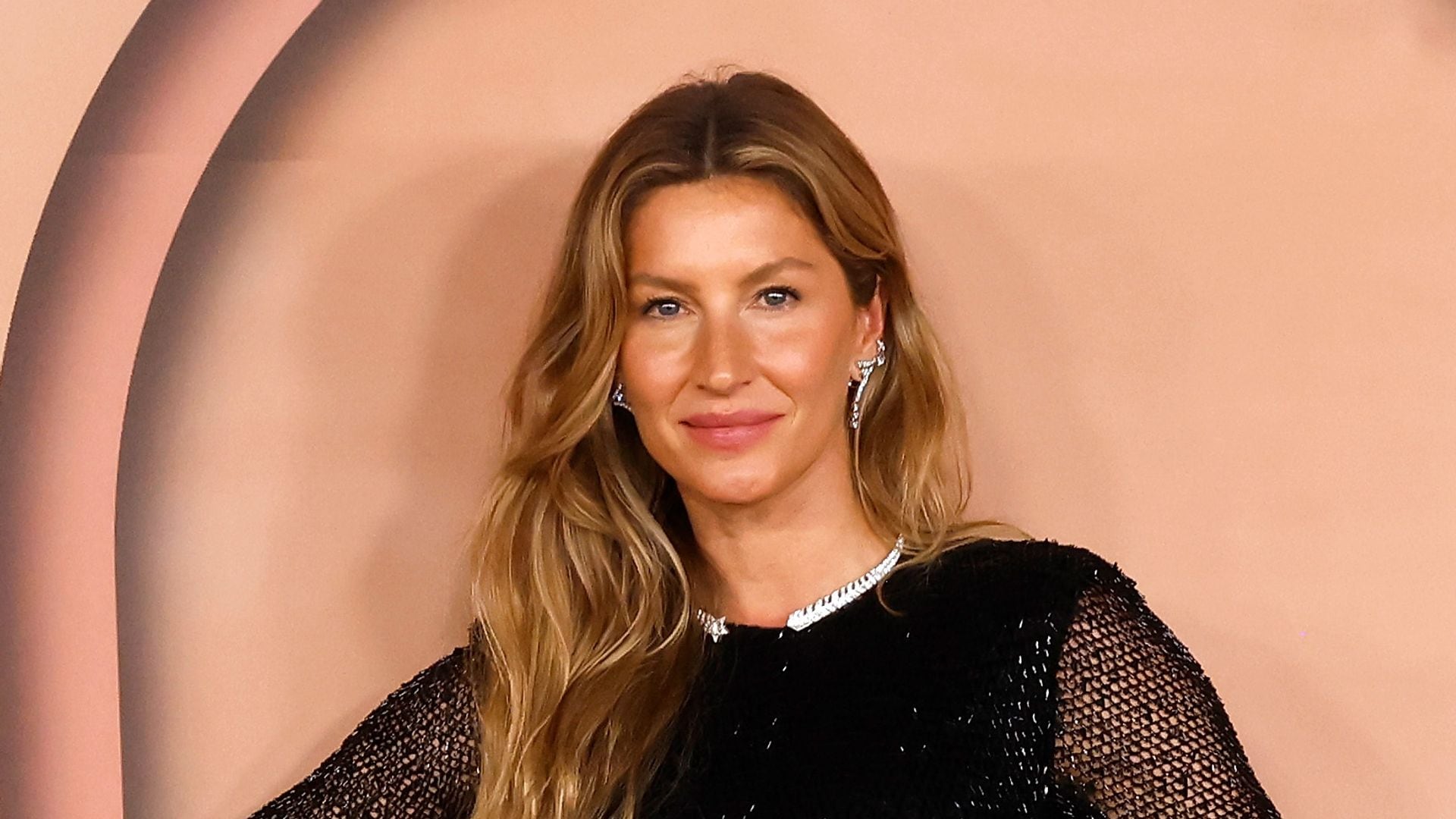 Gisele Bündchen shines in silver during rare red carpet appearance