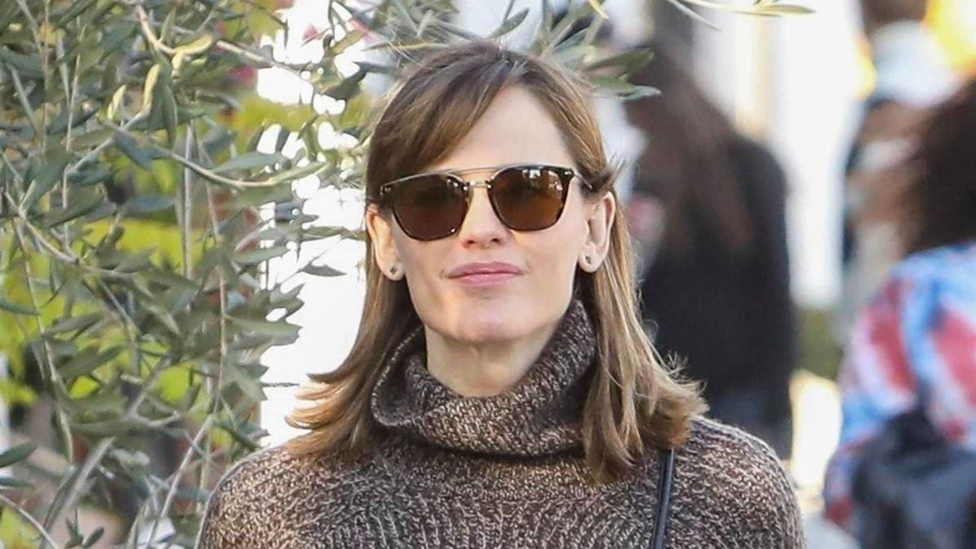 Jennifer Garner debuts new look for the holidays
