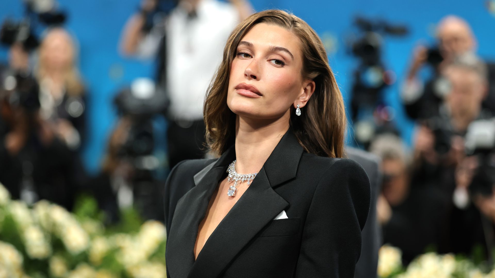 Hailey Bieber drops a sultry bedroom selfie as she and Justin Bieber present a united front