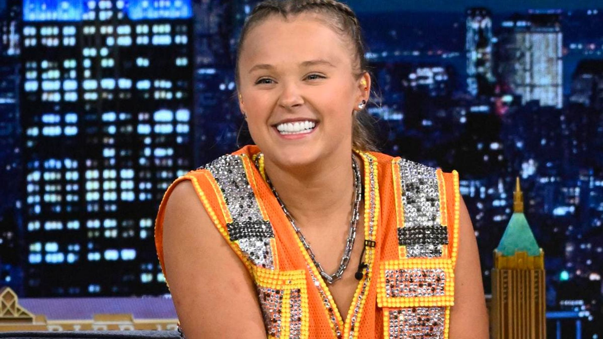 Jojo Siwa has a new girlfriend: Her passionate kiss at the aiport with Madison Rouge Alvarado