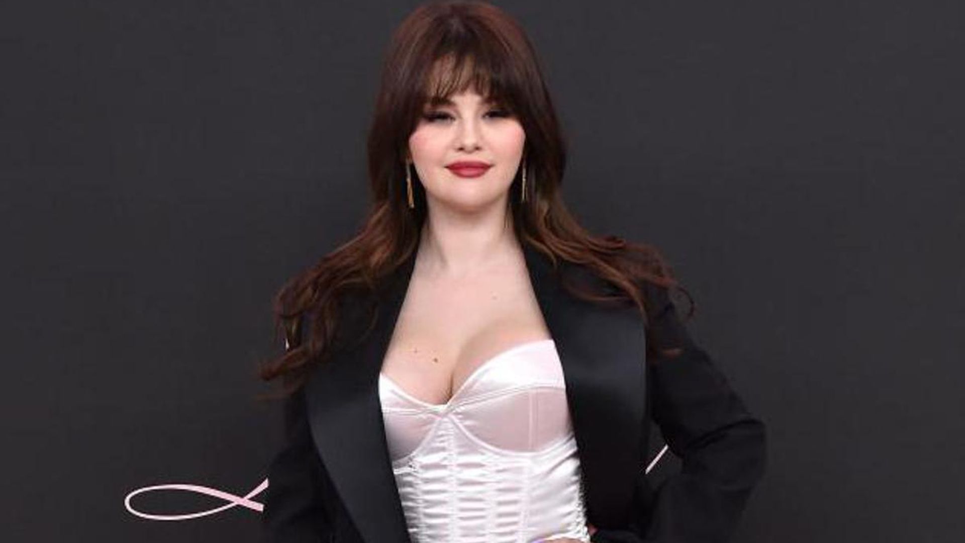 Selena Gomez shares look at her cozy mornings in bed with Benny Blanco