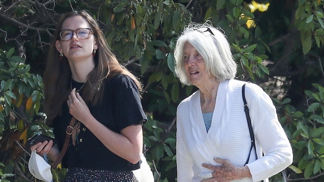Violet Affleck is seen in Brentwood, having a stroll with her grandmother and a friend, carrying once again her 500 Chloe bucket bag after the controversy about criticising rich people behavior like her parents Jennifer Garner and Ben Affleck and then contradict herself in several occasions.
