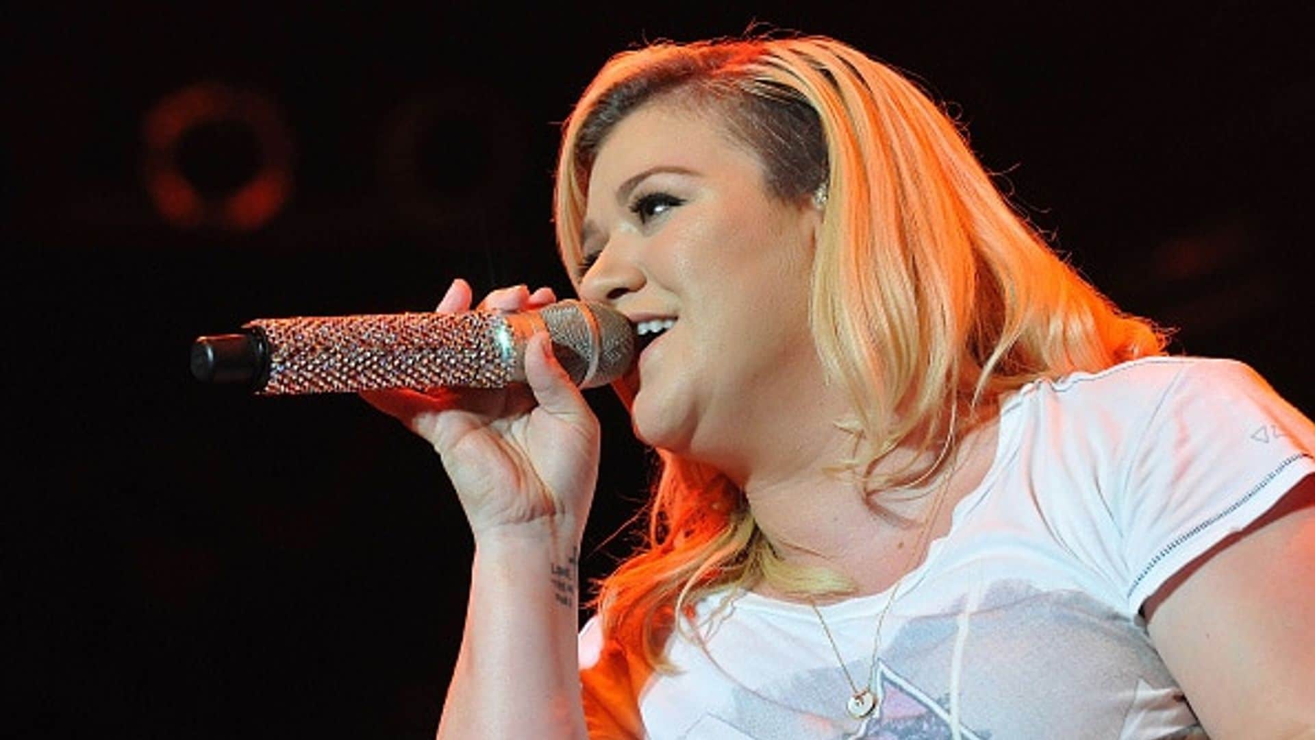 Kelly Clarkson's cover of Miley Cyrus' 'Wrecking Ball' is truly amazing