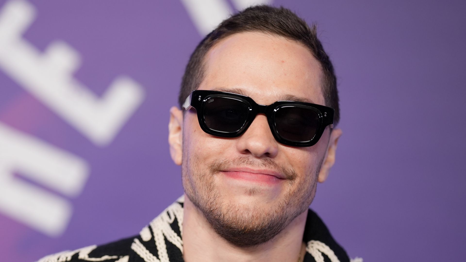 https://www.hola.com/us/horizon/landscape/2e7dbcbdb1e2-pete-davidson-at-snl50-the-homecoming-concert-at-radio-city-music-hall-on-februa.jpg?im=Resize=(1200)