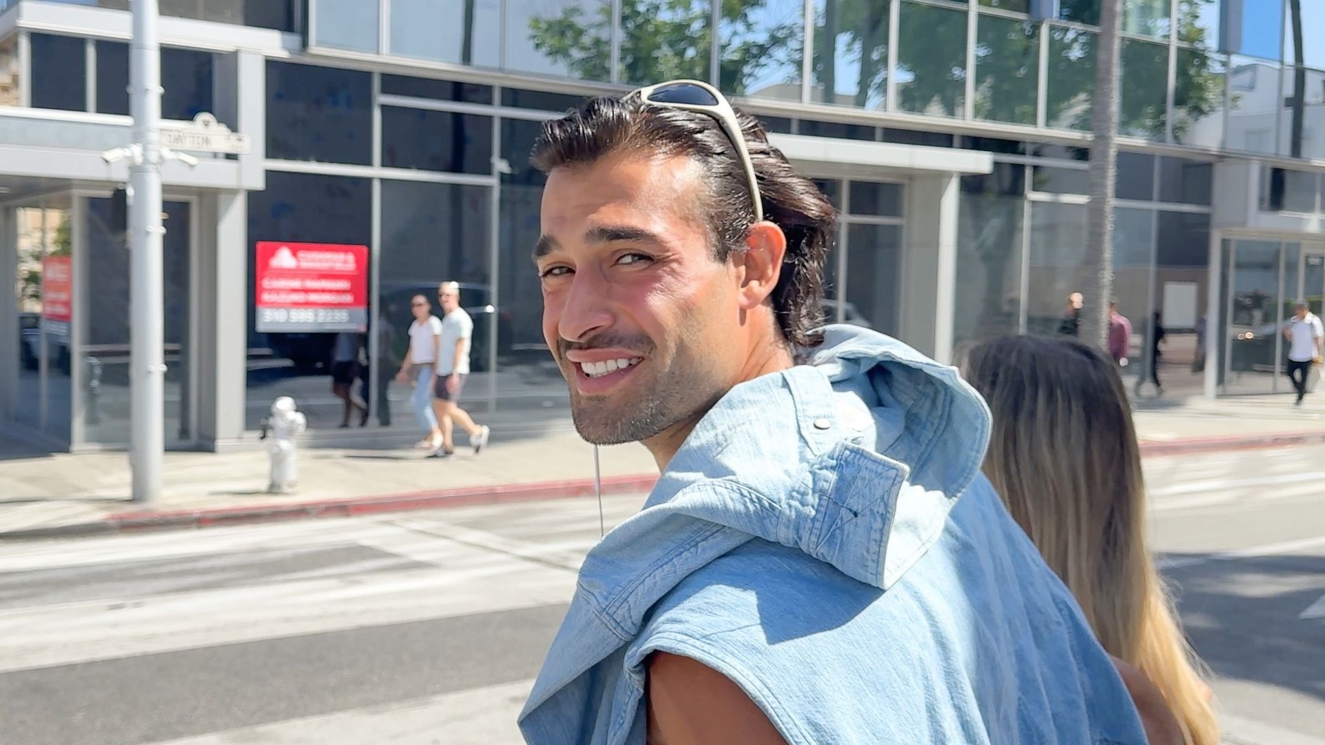 Sam Asghari and his girlfriend Brooke Irvine were spotted enjoying a sunny day in Beverly Hills after stopping by a local café. The couple opted for coordinated athleisure looks as they strolled through the neighborhood together. Asghari was seen wrapping an arm around Irvine while crossing the street during the casual daytime outing.
***
Sam Asghari y su novia Brooke Irvine fueron vistos disfrutando de un día soleado en Beverly Hills tras hacer una parada en una cafetería local. La pareja lució conjuntos coordinados de estilo deportivo mientras paseaban juntos por el vecindario. Asghari fue fotografiado rodeando con un brazo a Irvine mientras cruzaban la calle durante la salida informal.