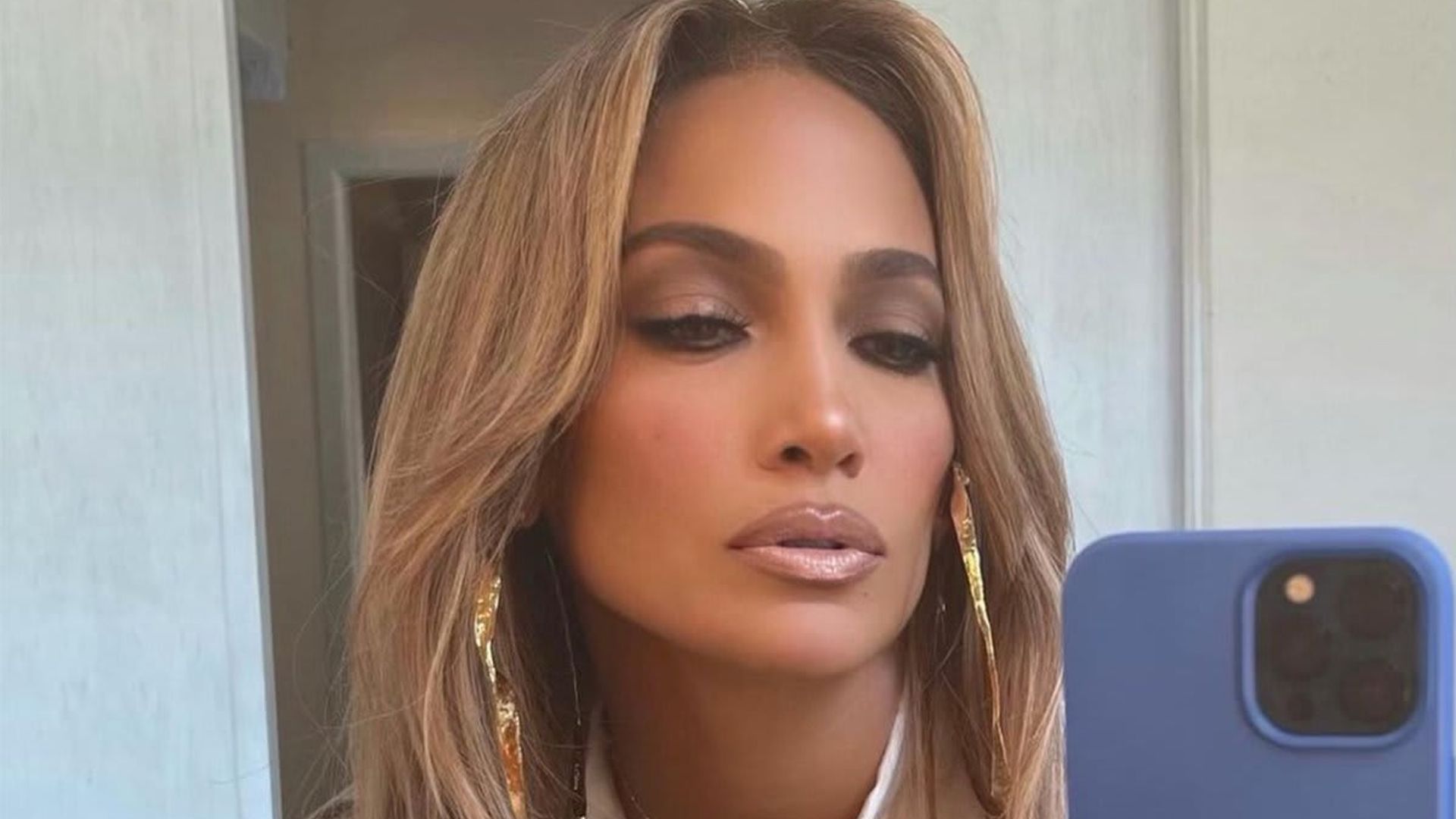 Jennifer Lopez glowed while taking a relaxing bubble bath over the weekend