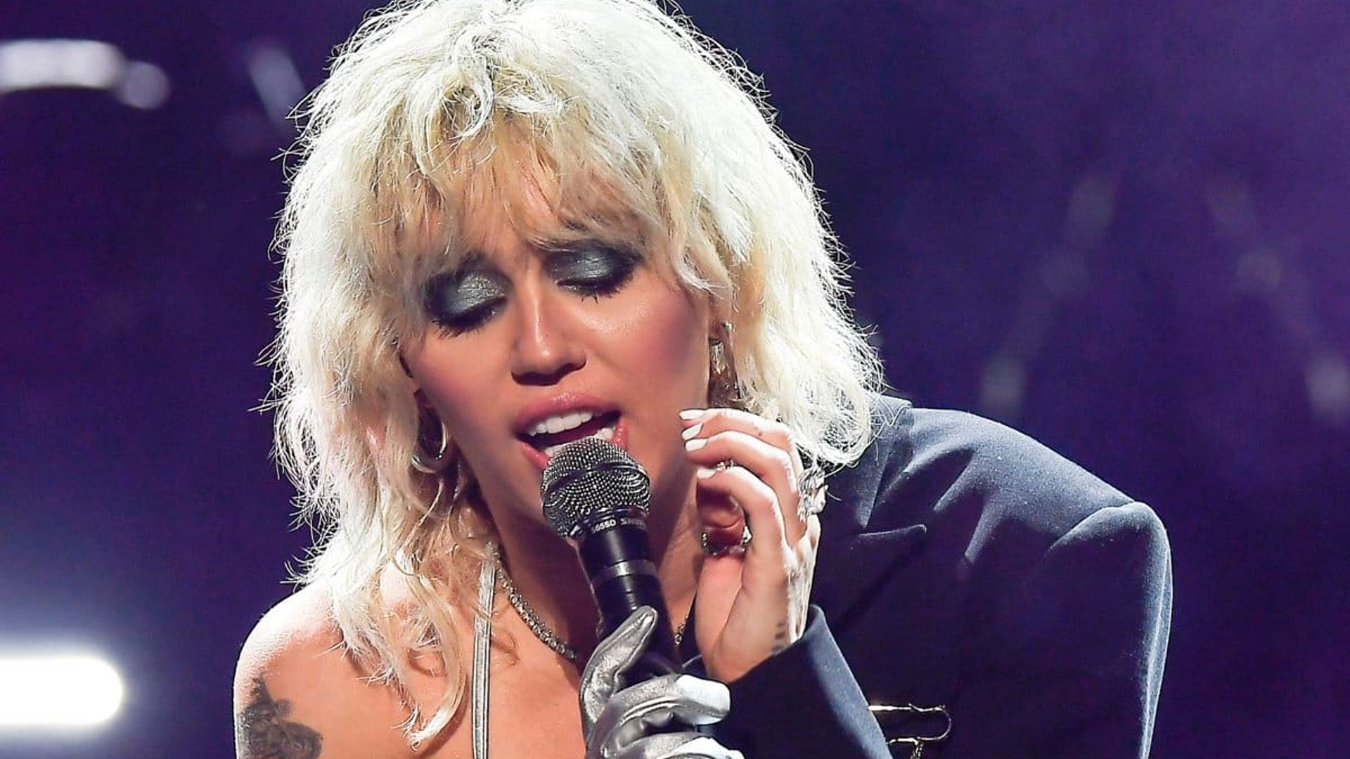 Why Miley Cyrus chose to tell a concert crowd about her panic attack