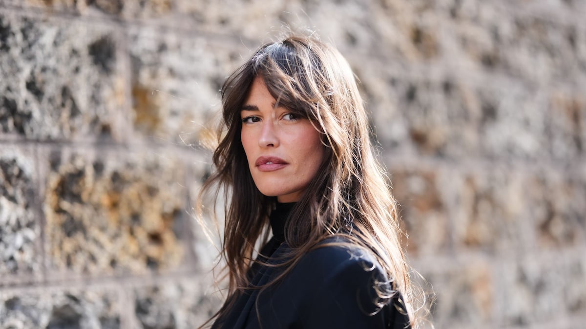 https://www.hola.com/us/horizon/landscape/2f5201a8e3d3-paris-france-alison-toby-wears-black-scarf-black-oversized-blazer-jacket-outside.jpg?im=Resize=(1200)