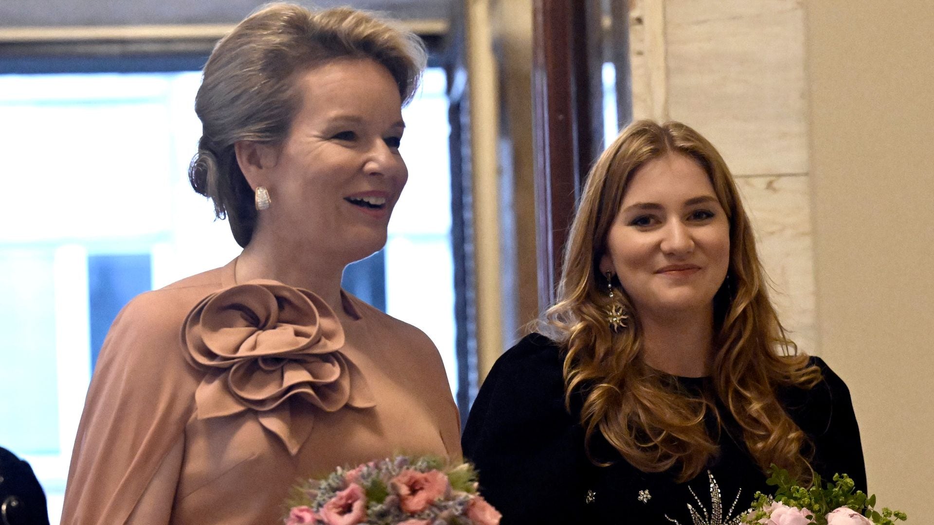 Royal makes detour to see her daughter on college campus