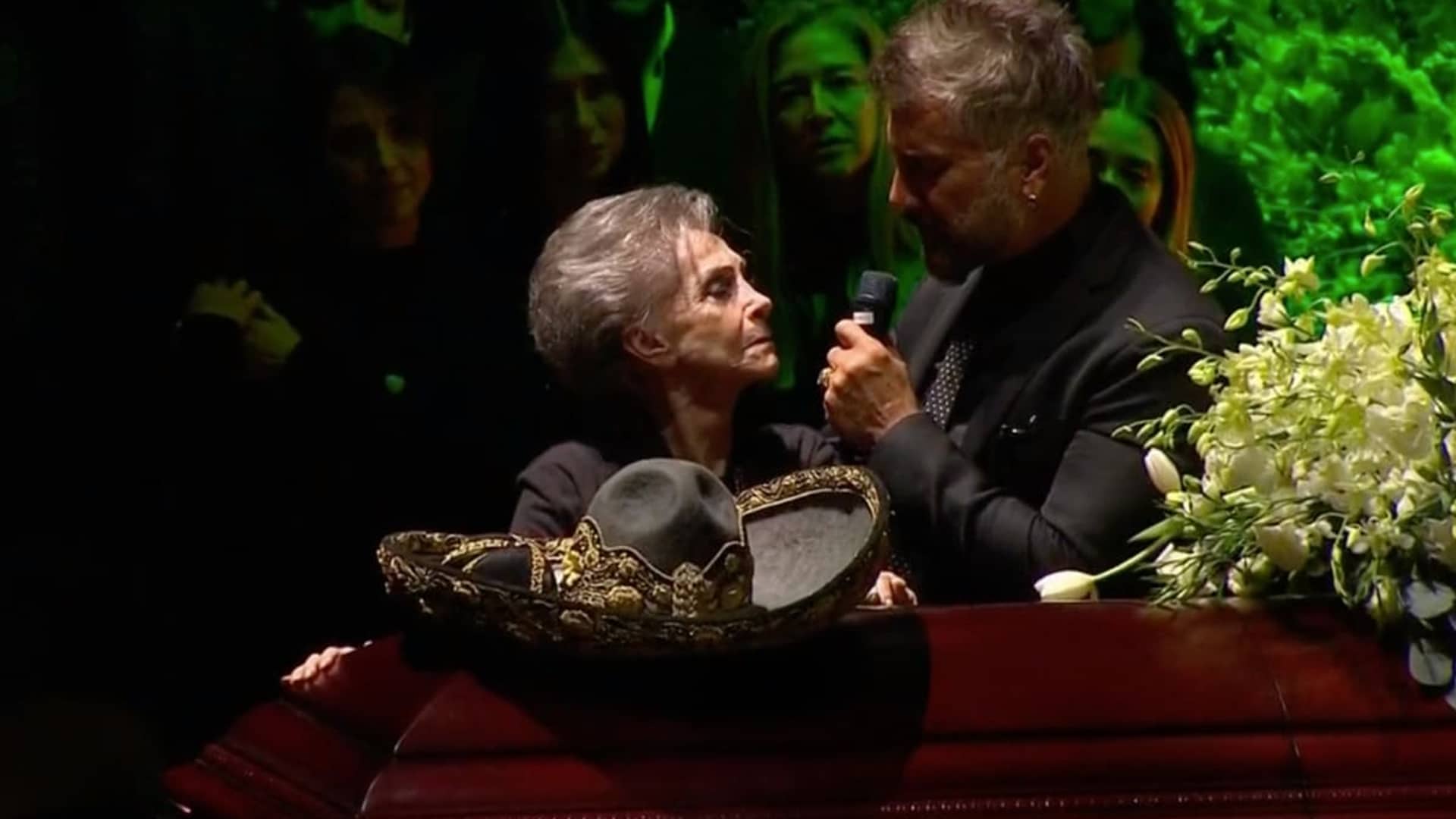Alejandro Fernandez y dona Cuquita