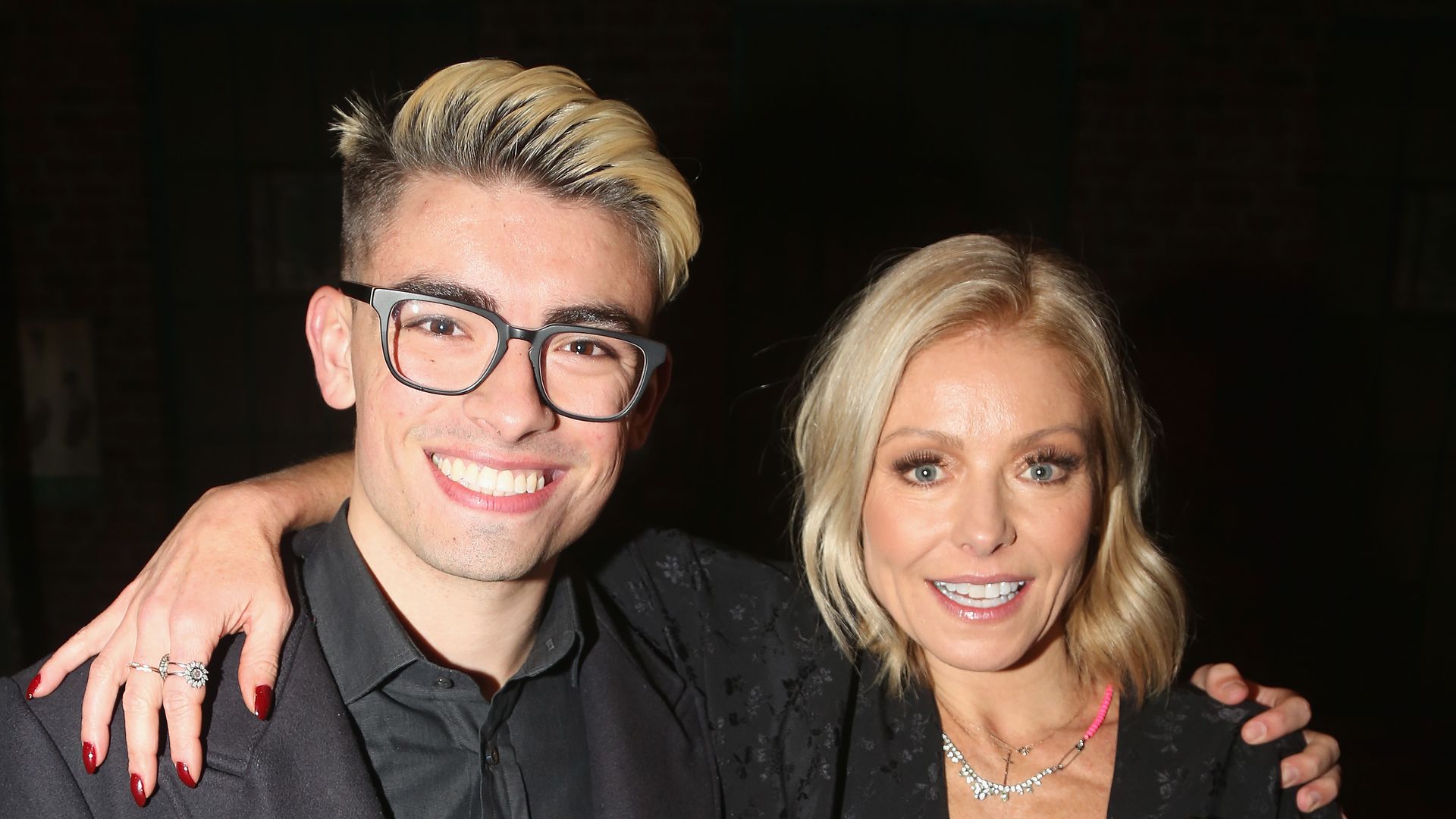 https://www.hola.com/us/horizon/landscape/3250983d372b-new-york-ny-michael-consuelos-and-kelly-ripa-pose-backstage-as-jake-shears-of-th.jpg?im=Resize=(1200)