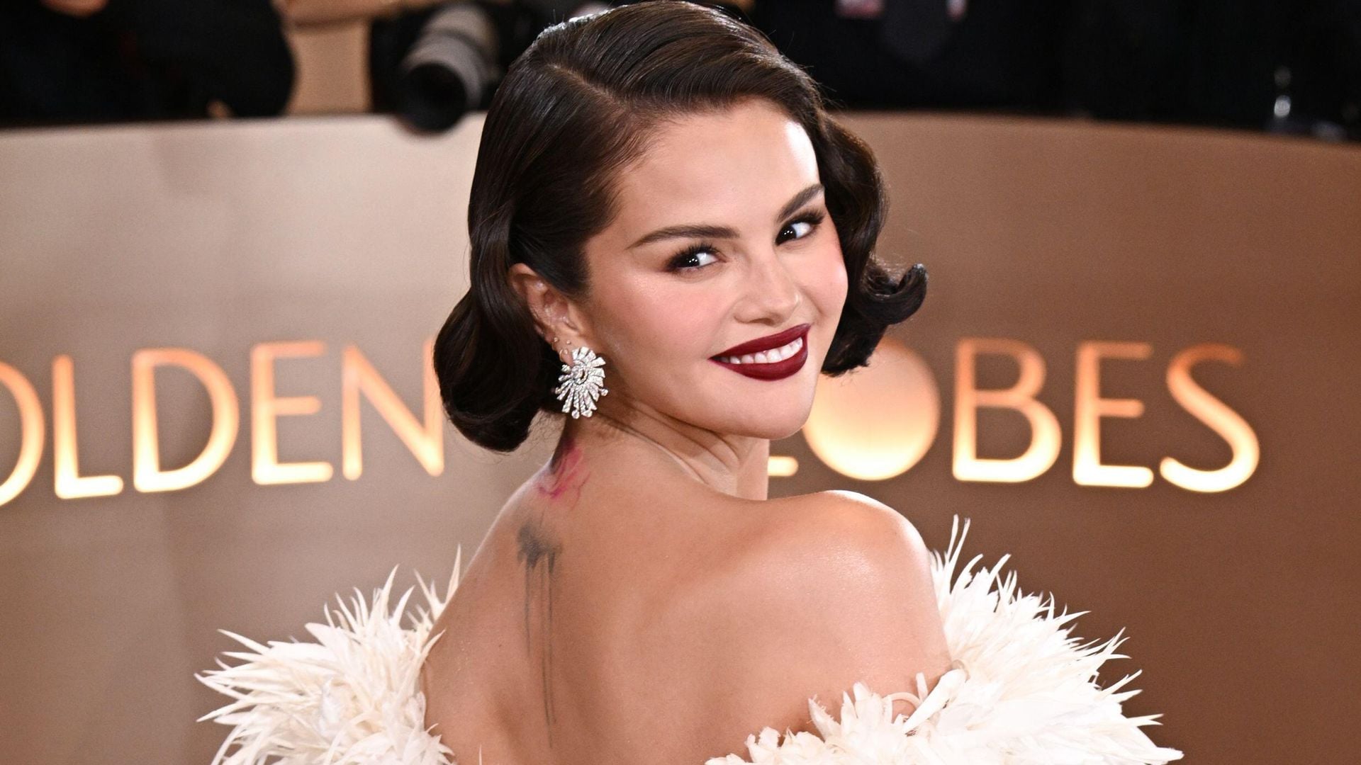 Selena Gomez’s wet-look bob, sultry smoky eye, and bronze nails are winter’s hottest beauty moment