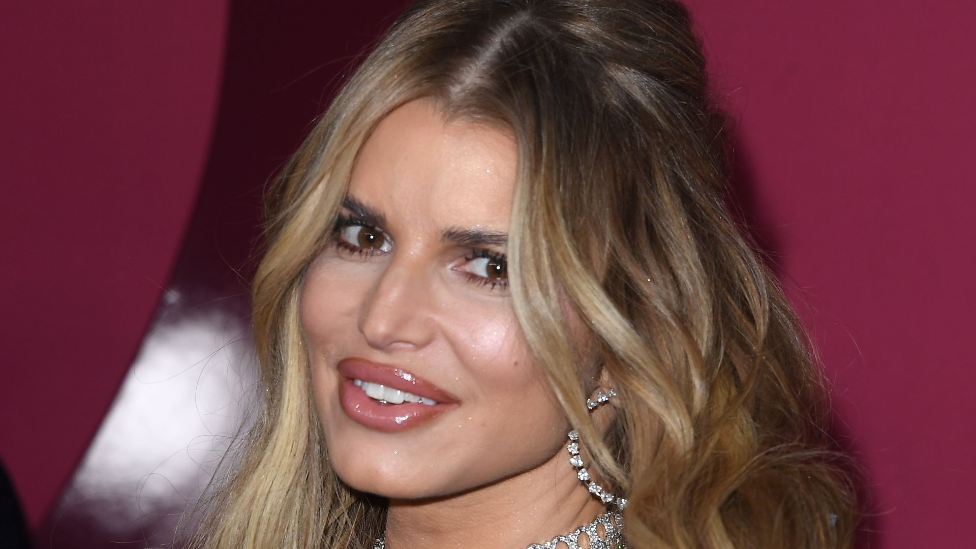 https://www.hola.com/us/horizon/landscape/33689651894f-los-angeles-california-jessica-simpson-arrives-at-the-world-premiere-of-hulus-al.jpg?im=Resize=(1200)