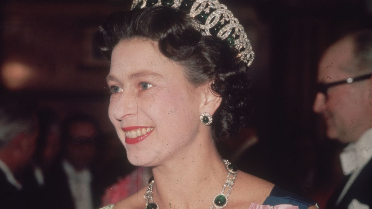 https://www.hola.com/us/horizon/landscape/3390c937db56-queen-elizabeth-ii-watching-attending-the-premiere-performance-of-the-film-born-.jpg?im=Resize=(1200)