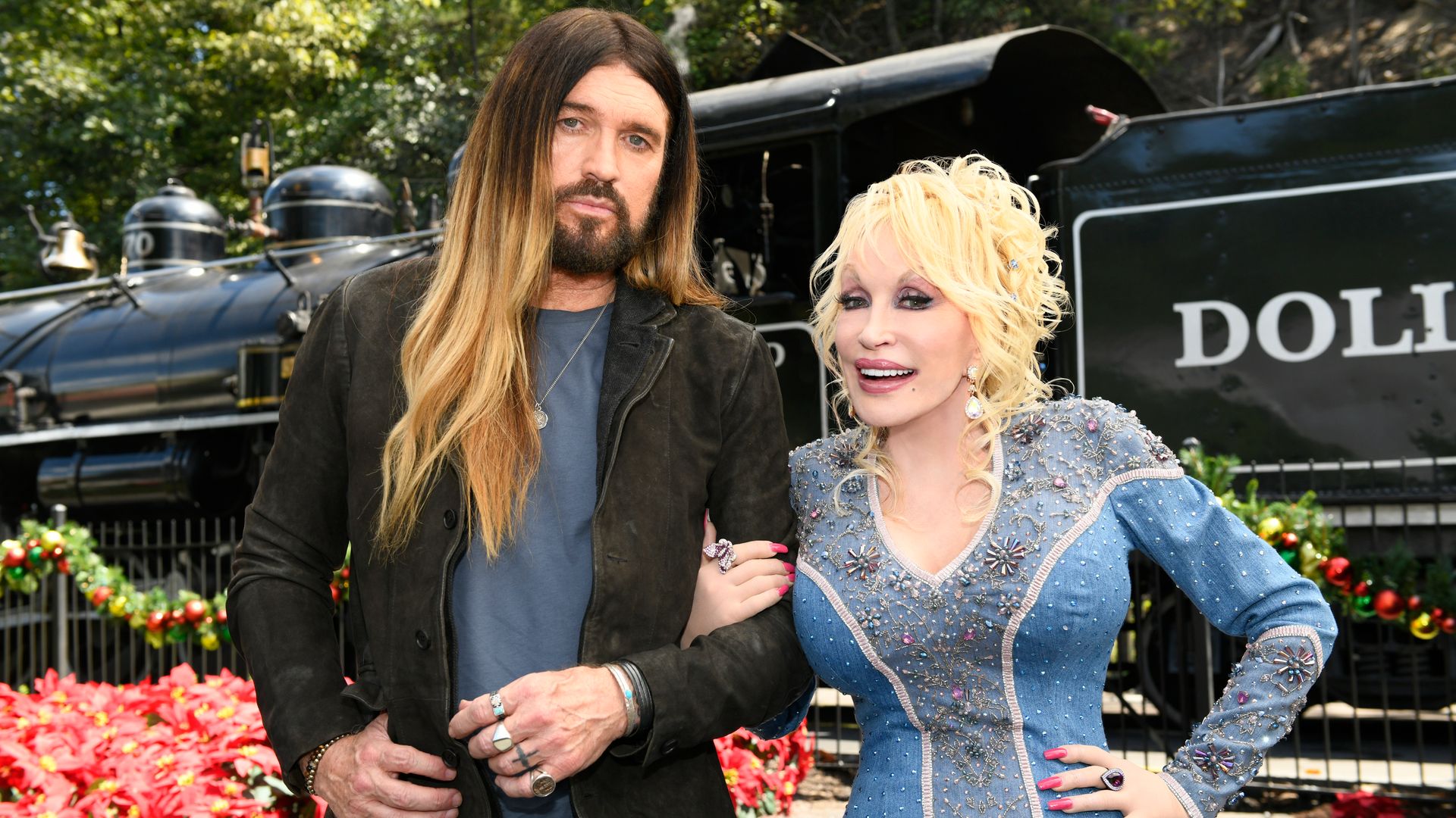 https://www.hola.com/us/horizon/landscape/33c8449374db-dolly-partons-mountain-magic-christmas-pictured-billy-ray-cyrus-as-himself-dolly.jpg?im=Resize=(1200)
