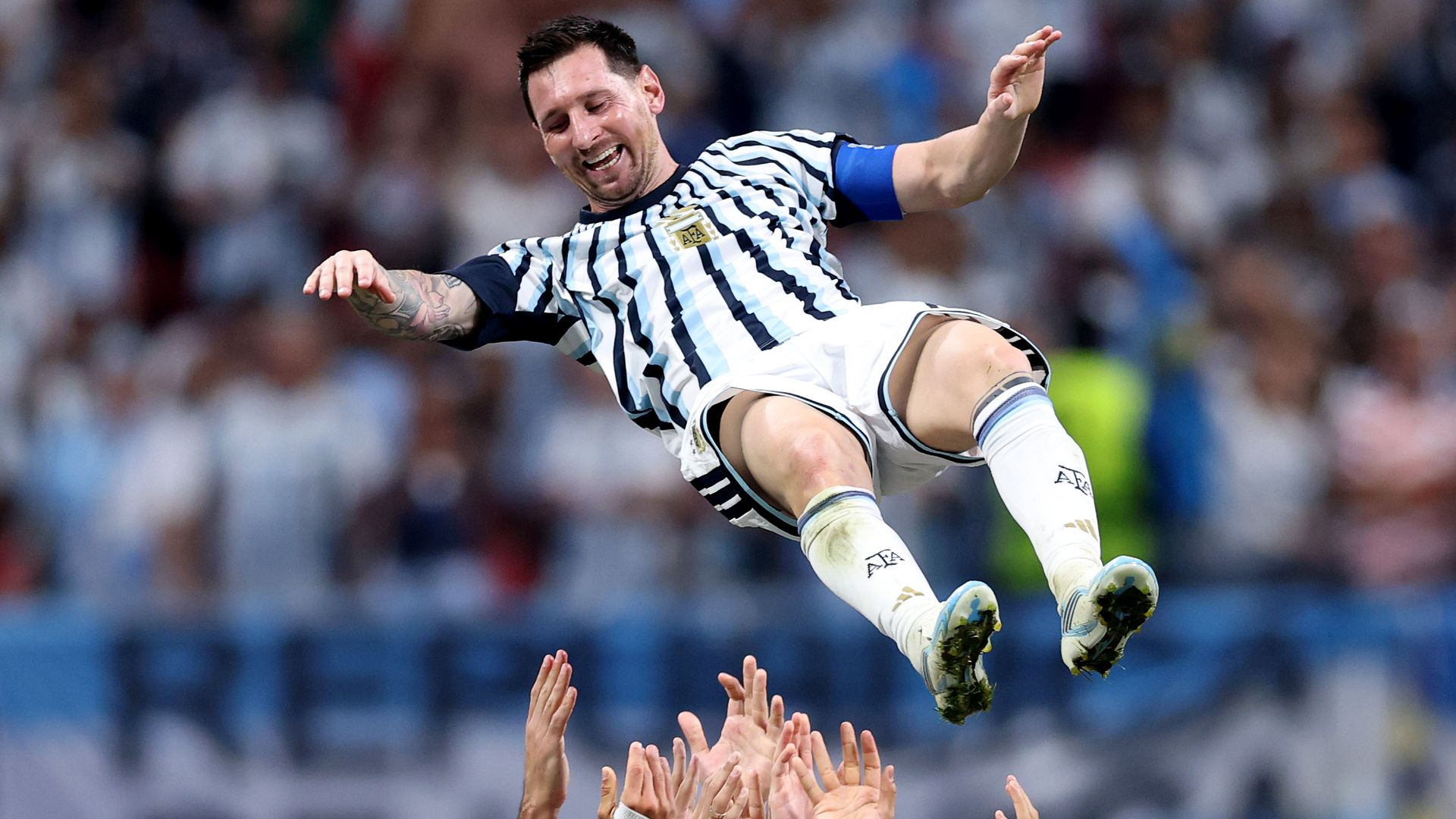https://www.hola.com/us/horizon/landscape/35be13bb8fdb-atlanta-georgia-lionel-messi-of-argentina-celebrates-with-teammates-after-the-3.jpg?im=Resize=(1200)
