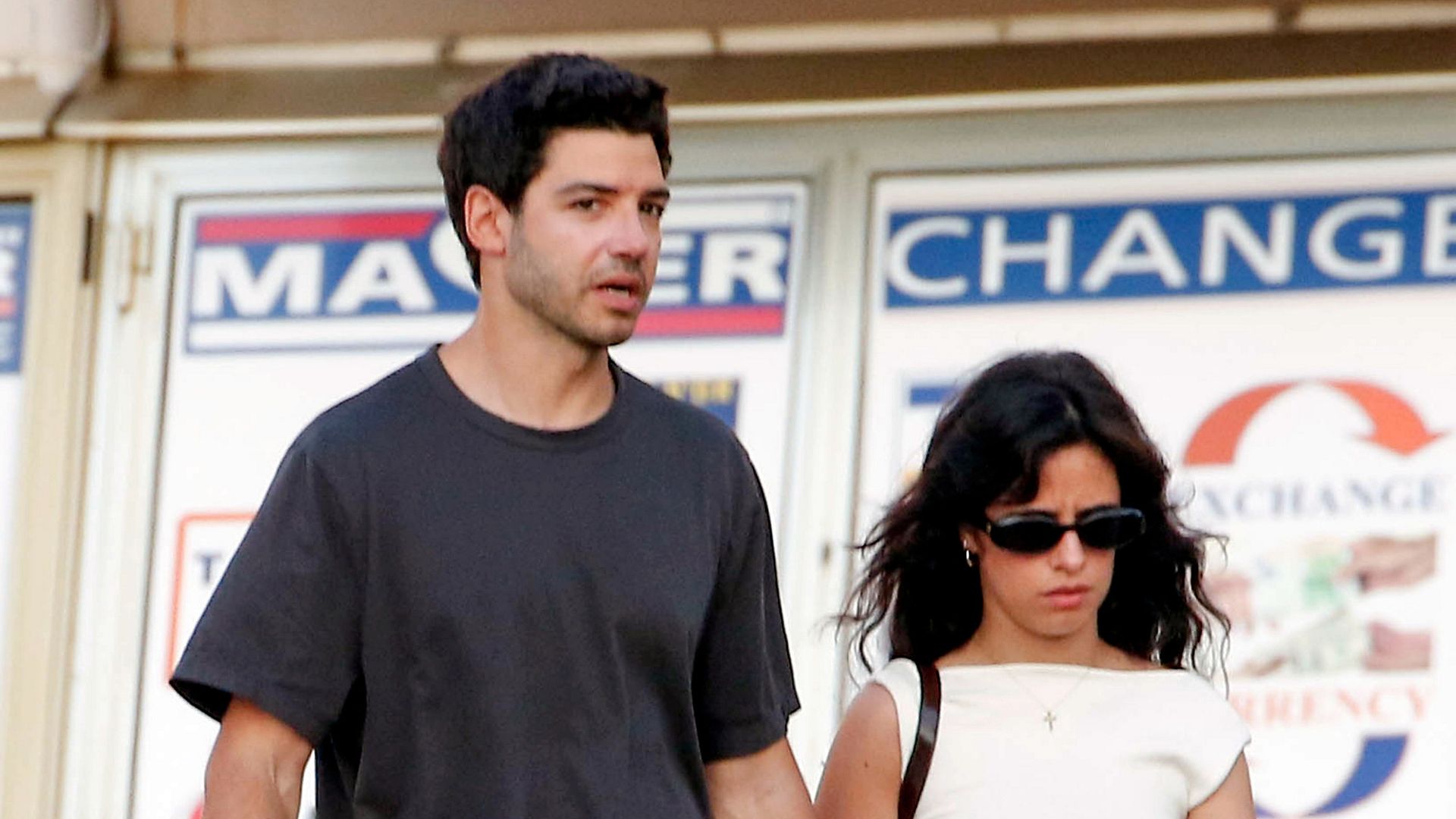 Photo © 2025 Spread Pictures/The Grosby Group

EXCLUSIVE 
Saint Tropez, July 18th, 2025
Camila Cabello and her boyfriend Henry Junior Chalhoub were seen holding hands during a relaxed walk through the streets of Saint Tropez. Camila wore a white sleeveless top, matching white mini skirt, brown leather Gucci shoulder bag, black sunglasses, a cross necklace, and sandals. Henry wore a black T-shirt, beige shorts, and white New Balance sneakers.
***
Camila Cabello y su novio Henry Junior Chalhoub fueron vistos tomados de la mano durante un paseo relajado por las calles de Saint Tropez. Camila lució una remera blanca sin mangas, una pollera blanca corta, una cartera marrón de cuero de Gucci, gafas de sol negras, un dije de cruz en el cuello y ojotas. Henry llevó una remera negra, bermuda beige y zapatillas blancas New Balance.