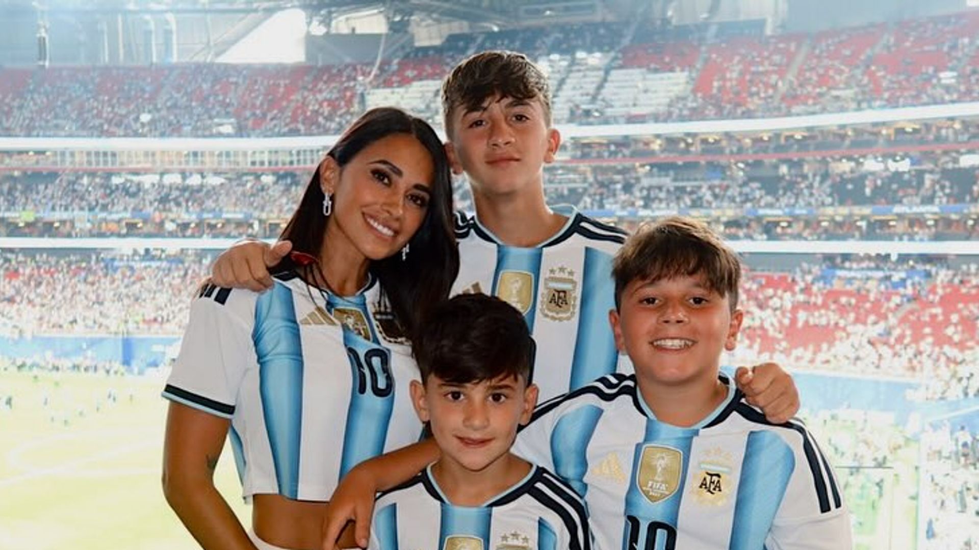 Antonela Roccuzzo and her sons celebrated the win