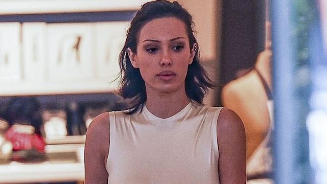 Bianca Censori browses home decor at Williams Sonoma in LA, turning heads in a sleek white mini dress, sheer lace tights, and chic pointed-toe heels. It appears Bianca is shopping for the 5million house Kanye West just bought in an exclusive Beverly Hills estate. The 20,000 sq ft 11-bed 18-bath home on almost seven acres of land sits in the gated Beverly Park North estate. ****

Bianca Censori busca artículos de decoración para el hogar en Williams Sonoma en Los Ángeles, llamando la atención con un elegante minivestido blanco, medias de encaje transparente y elegantes tacones de punta. Parece que Bianca está buscando la casa de 35 millones de dólares que Kanye West acaba de comprar en una exclusiva finca de Beverly Hills. La casa de 20 000 pies cuadrados, 11 habitaciones y 18 baños en casi siete acres de tierra se encuentra en la finca cerrada Beverly Park North.