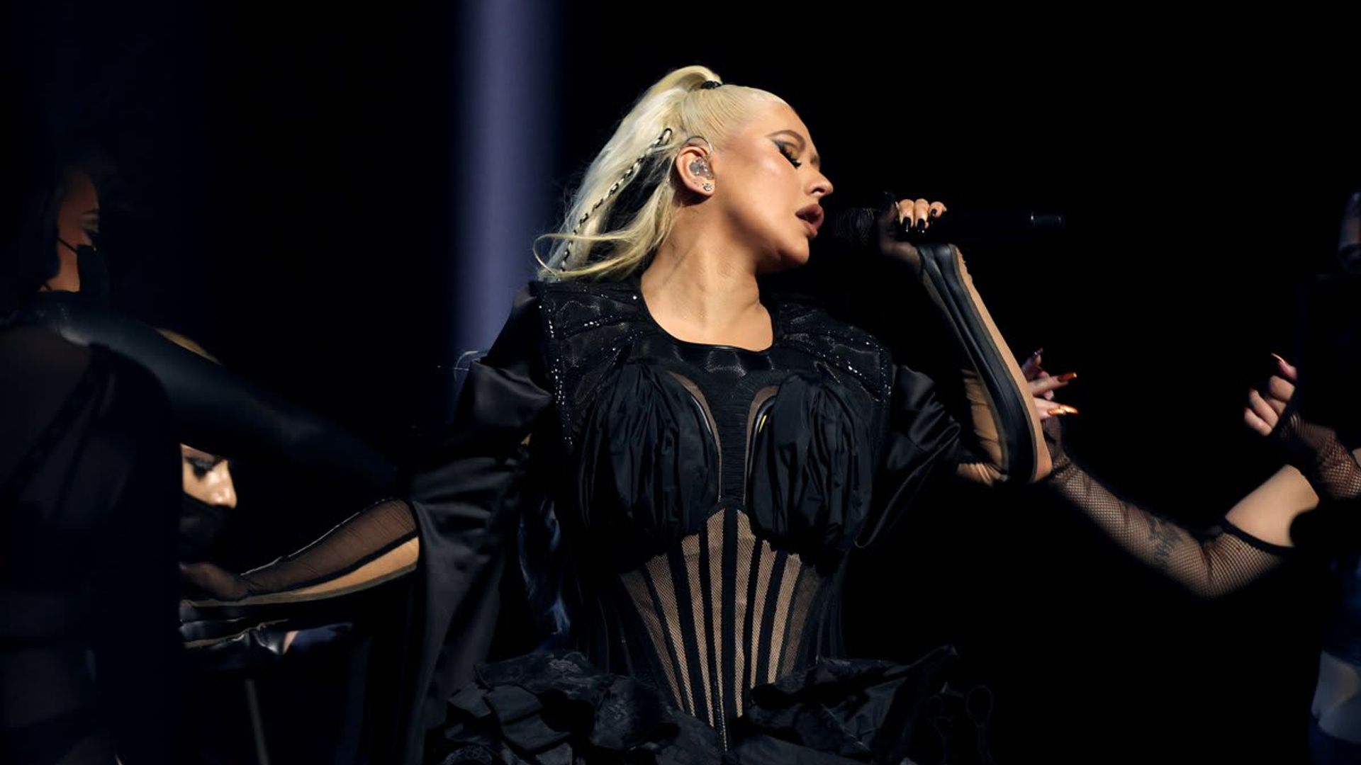 Relive Christina Aguilera’s outstanding 2021 People’s Choice Awards performance