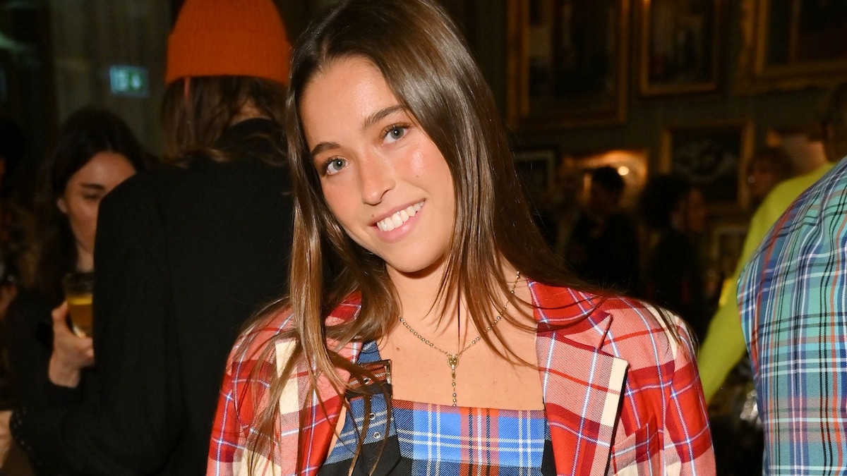 https://www.hola.com/us/horizon/landscape/3a0c35b42847-london-england-lola-consuelos-attends-the-london-editions-iconic-annual-burns-ni.jpg?im=Resize=(1200)
