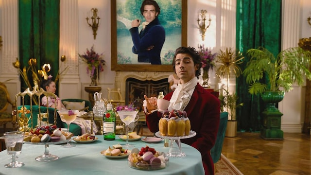 Joe Jonas learns how to become a Bridgerton with help from a 'Bridgerton' star