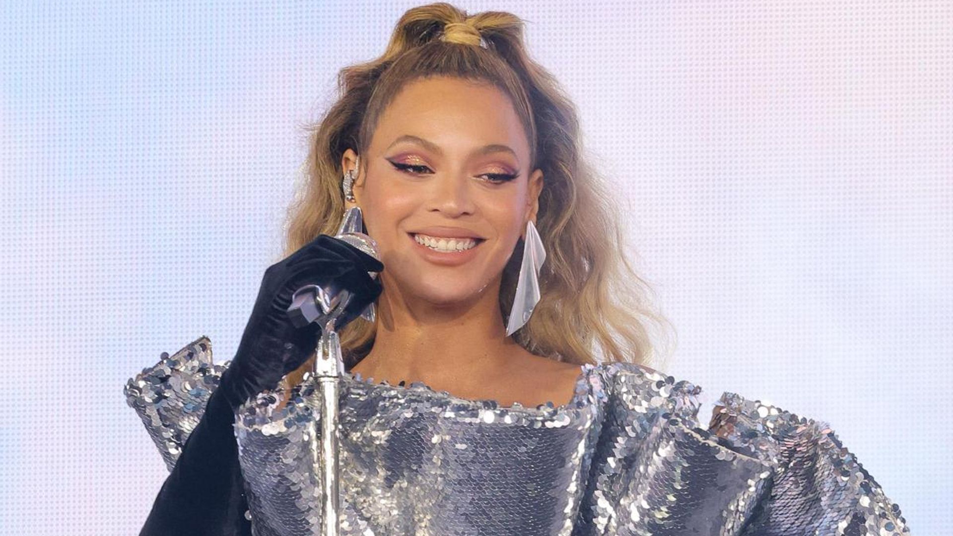 Beyoncé rocks platinum blonde hair and shirtless suit with stunning ...
