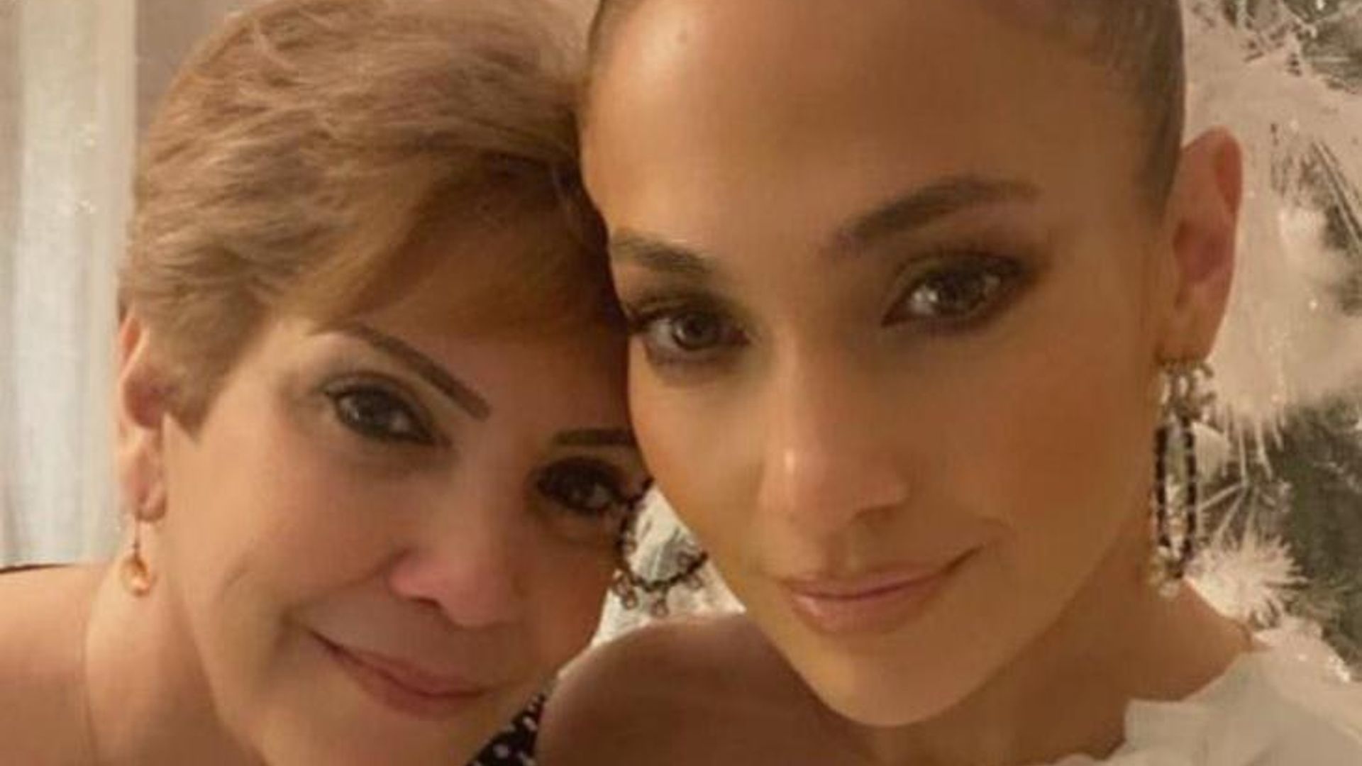 Jennifer Lopez and her mom look like twins in new holiday selfie
