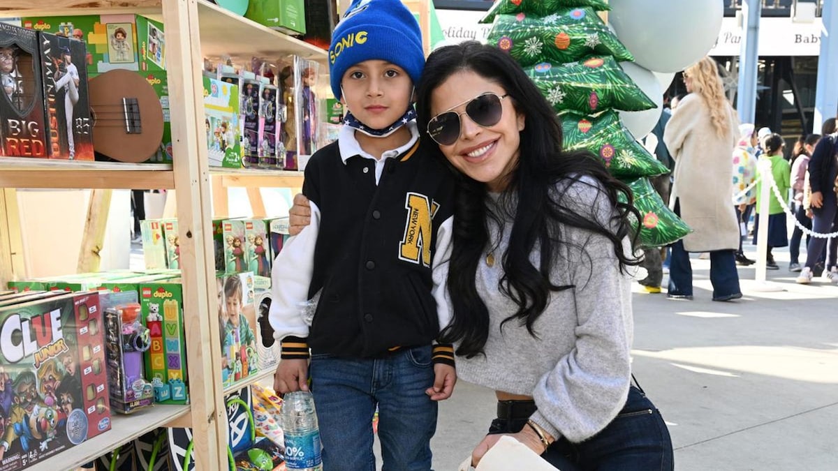 Lauren Sanchez hands out presents to kids with Baby2Baby